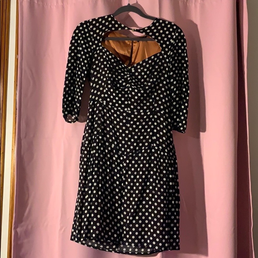 Polka dot dress with open neckline